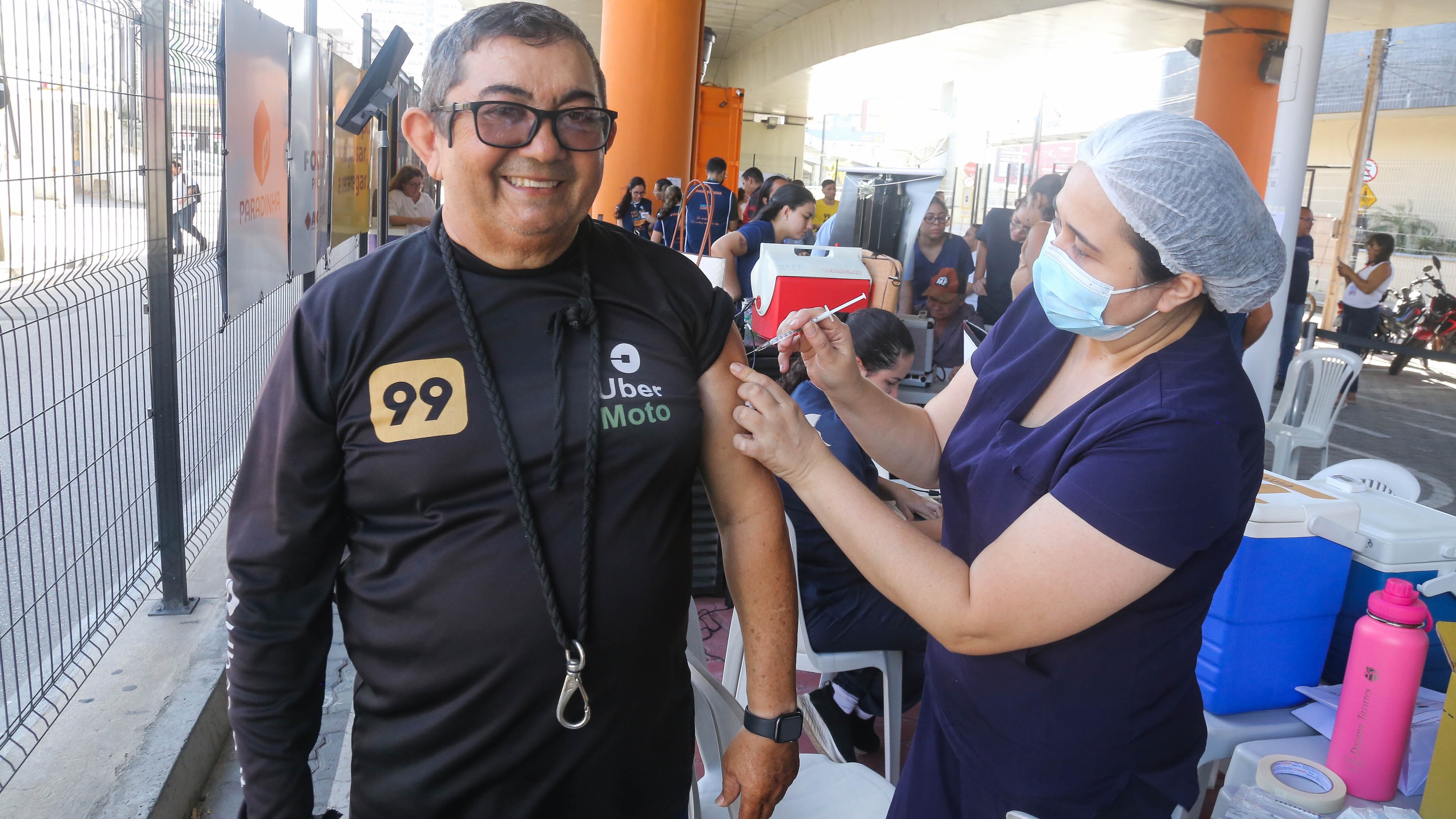 A foto mostra um trabalhador por aplicativo sendo vacinado durante a ação